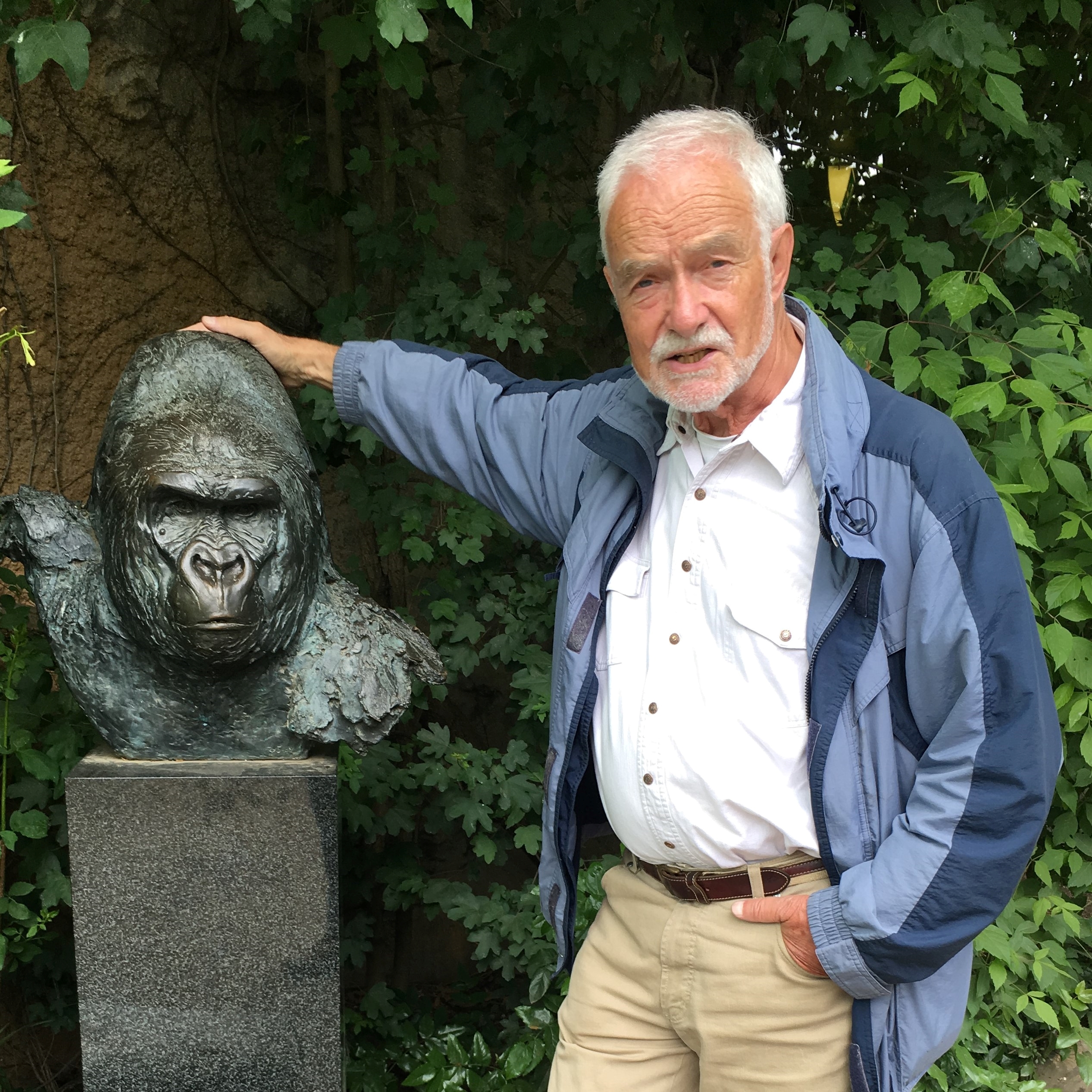 Fritz Jantschke mit der Frankfurter Weber-Büste von Gorilla „Matze“.
