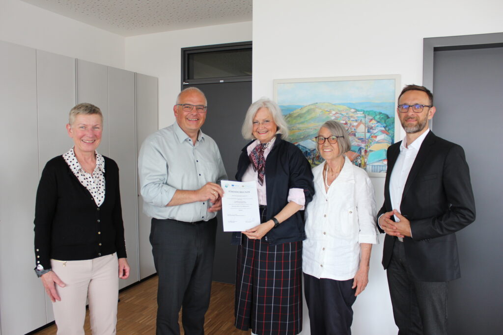 Fotografie der Förderurkundenübergabe der Leaderprojektgruppe Fränkische Schweiz, 5 Personen sind anwesend von Links nach Quellenangabe Foto: LAG Kulturerlebnis Fränkische Schweiz von links nach rechts: LEADER-Managerin Marion Rossa-Schuster, Landrat Hanngörg Zimmermann, Regine Bleckmann, Heidi Schweidler, Tobias Kraus (alle Kulturverein Wirnt von Gräfenberg).